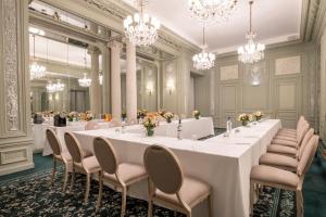 a large meeting room with a long table and chairs at Hotel Westminster in Paris