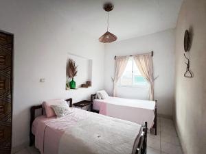 a bedroom with two beds and a window at Casa Tota in Assomada