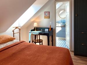 a bedroom with a bed and a desk with a sink at Hatablak Boutique Guesthouse in Köveskál in Köveskál +40 photos
