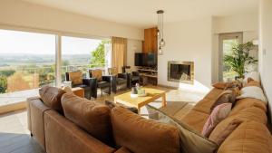 a living room with a couch and a living room with a fireplace at Het Kastanjehuis in Orlitain