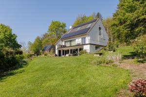 a large house with a large yard in front of it at Het Kastanjehuis in Orlitain