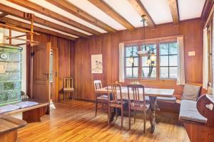 a dining room with a table and chairs at Kleines Waldglück in Lenzkirch