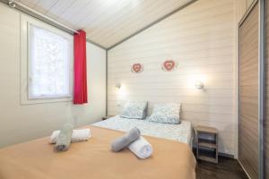 a bedroom with two beds and a window at Chalet Le Sotré in Corcieux