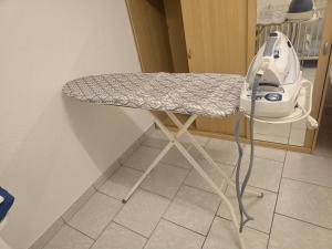 a table in a hospital room with a machine on it at Herzensplatzl in Pfaffenhofen +16 photos