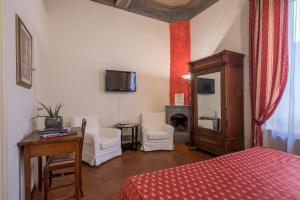 1 dormitorio con 1 cama y TV en la pared en B&B Home in Florence, en Florencia