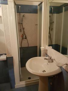 een badkamer met een wastafel en een douche bij Appartamento Camporosso in Tarvisio