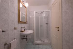 baño blanco con ducha y lavamanos en B&B Home in Florence en Florence