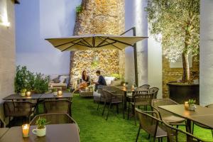 a restaurant with tables and chairs in a courtyard at Best Western Plus Hotel Spring House in Rome