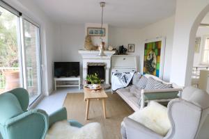 a living room with a couch and a fireplace at Guesthouses Thomas & Cato in Vátos