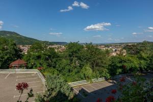 an empty parking lot with a view of a city at Pensiune Cabana Bradet in Şimleu Silvaniei