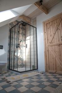 a pivot door in a room with a tile floor at Tropianka - sielski dom na skraju wsi in Tropie +45 photos