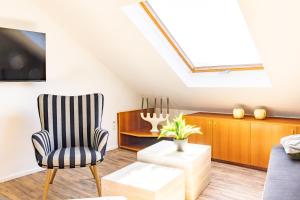 a living room with a skylight and a chair at Lago Edera - Seeblick in Hemfurth-Edersee