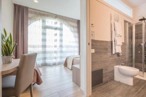 Un baño con ducha, lavabo e inodoro. en Agriturismo Casa Zen, en San Martino Buon Albergo 41 fotos más