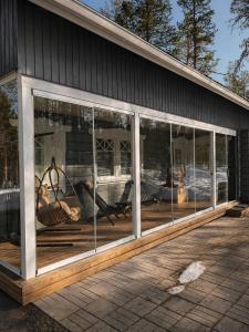 a display window of a house with hammocks and boats at Holiday Cabin Naalinpesä incl Wifi, outdoor jacuzzi for extra fee in Äkäslompolo
