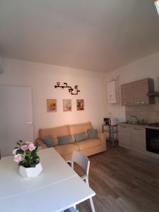 a living room with a white table and a couch at Bilocale nuovissimo! A due passi dal mare! in Levanto