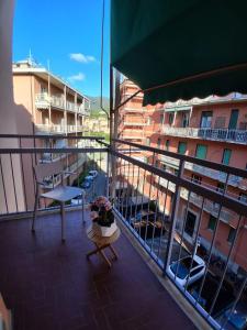 a balcony with a table and a vase of flowers at Bilocale nuovissimo! A due passi dal mare! in Levanto