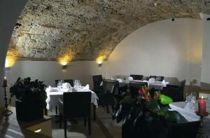 Hotel Krone في فانجن ان دير اري: غرفة طعام مع طاولات بيضاء وكراسي سوداء