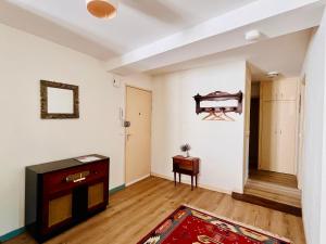 a living room with white walls and a wooden floor at Appartement minimaliste et cozy in Cajarc