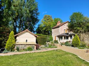a large house with a yard in front of it at Lapis Domus in Francueil