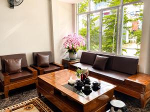 a living room with a couch and a table at Hồng Thu Hotel Cao Bằng in Cao Bằng