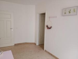 an empty room with a white wall and a door at Cottage Living 2 in Leiblfing