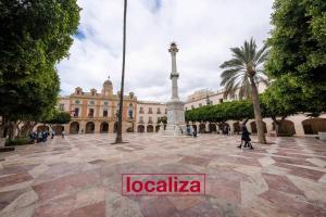 a square with a monument in front of a building at Amplio y moderno apartamento in Almería