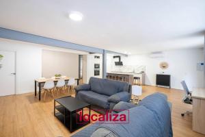 a living room with a blue couch and a table at Amplio y moderno apartamento in Almería
