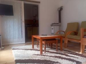 a living room with a coffee table and a couch at Apartman Sobek in Bajina Bašta
