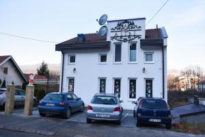 un grupo de coches estacionados frente a un edificio en Motel Alibi en Banja Luka