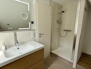 a bathroom with a sink and a shower at Haus am Pinnower See mit Privatsteg in Pinnow