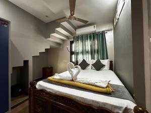 a bedroom with a bed with towels on it at De Lemo 3BHK Villa Homestay in Pondicherry