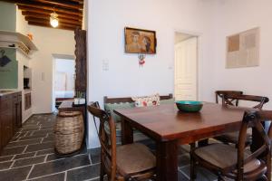 a kitchen and dining room with a wooden table and chairs at Niokratis in Áno Petálion