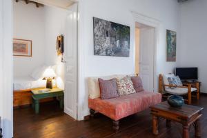 a living room with a couch and a bed at Niokratis in Áno Petálion