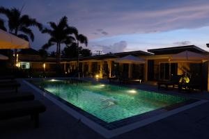 Bazén v ubytování The Oasis Khaolak Resort - SHA Plus nebo v jeho okolí