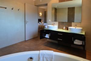 Koupelna v ubytování Hôtel A Madonetta + 37 fotografií
