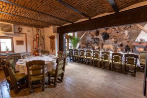 a dining room with a long table and chairs at Rácz Vadászkúria in Racoşu de Sus
