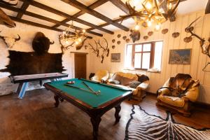 a living room with a pool table in it at Rácz Vadászkúria in Racoşu de Sus