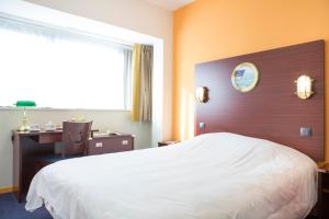Ein Bett oder Betten in einem Zimmer der Unterkunft Hôtel Les Gens De Mer Dunkerque by Popinns
