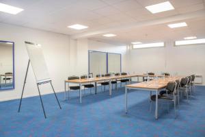 Der Geschäftsbereich oder Konferenzraum in der Unterkunft Hôtel Les Gens De Mer Dunkerque by Popinns