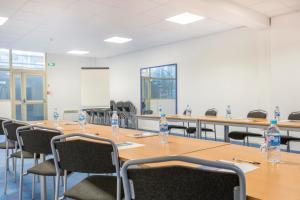 Der Geschäftsbereich oder Konferenzraum in der Unterkunft Hôtel Les Gens De Mer Dunkerque by Popinns