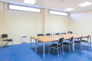 Der Geschäftsbereich oder Konferenzraum in der Unterkunft Hôtel Les Gens De Mer Dunkerque by Popinns