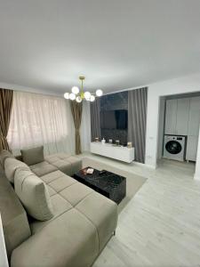 a large living room with a couch and a table at Luxbab in Drobeta-Turnu Severin