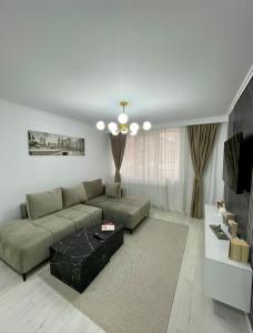 a living room with a couch and a table at Luxbab in Drobeta-Turnu Severin