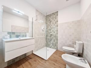 a bathroom with a toilet and a sink and a shower at Apartamento Argón- Aire in Soportújar +9 photos