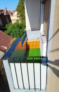 an apartment balcony with a green yard and a railing at Apartman Zdravković in Leskovac