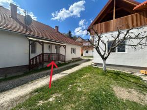 a red arrow pointing to a house and a tree at Krausz Chocolate Guesthouse in Sîntimbru