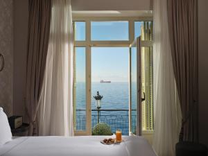 ein Hotelzimmer mit Meerblick in der Unterkunft ON Residence - Small Luxury Hotels of the World in Thessaloniki + 97 Fotos