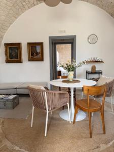a living room with a table and chairs at Ma'Bella - MASSERIA PICCOLA by Rentbeat in Cisternino