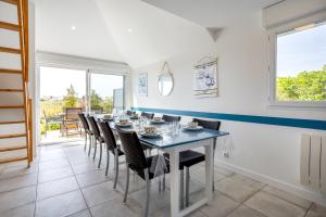 a dining room with a blue table and chairs at L'escale bleue in Plomeur