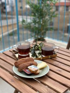 ein Tisch mit zwei Gläsern Tee und einem Teller Essen in der Unterkunft Stone Nest in Tochni